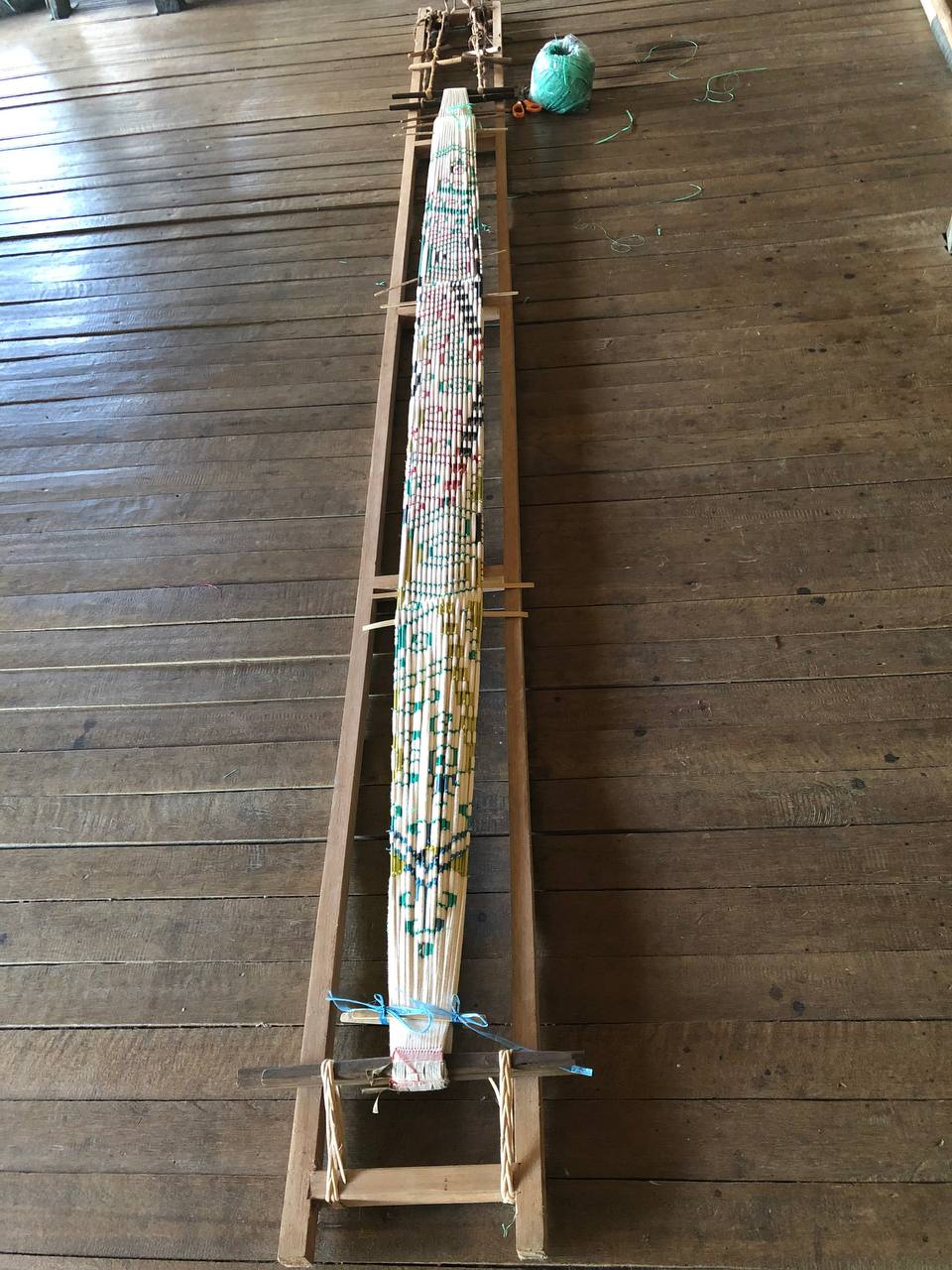 Proses Ngebat yaitu pengikatan motif ikat