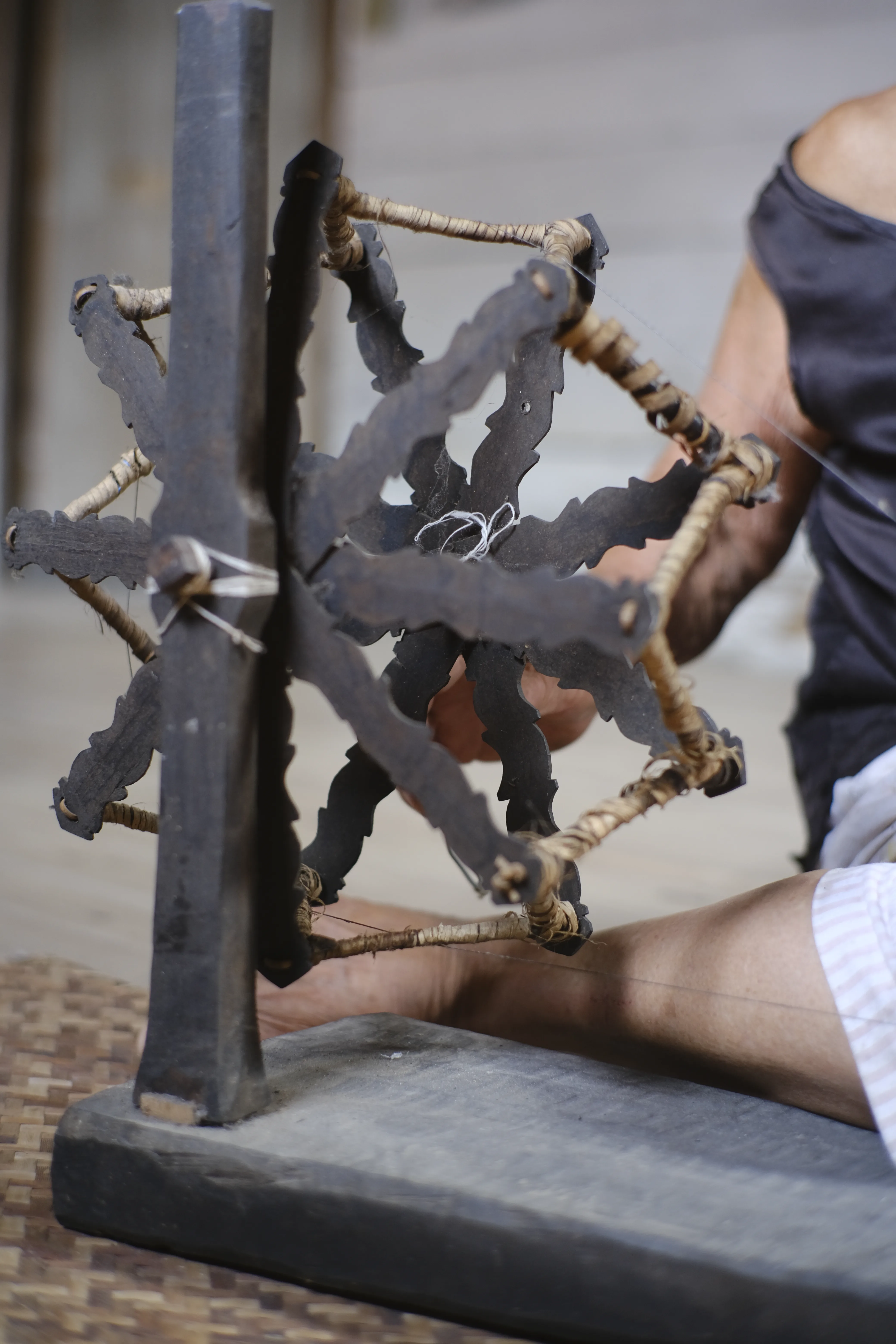 Alat tradisional pewarnaan Mantang Gasing